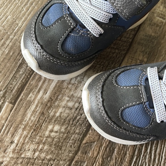 OshKosh B'Gosh Unisex-Child Bowie Sneaker, 5M - Picture 3 of 9